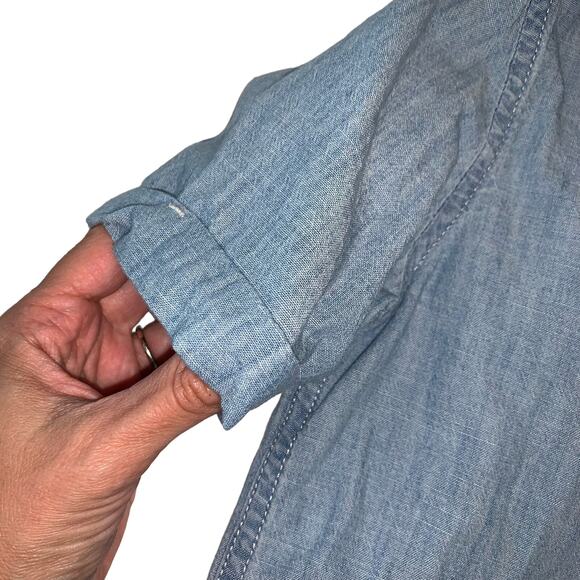 GAP Light Blue Chambray Short Sleeve Button Down Shirt - Picture 5 of 6